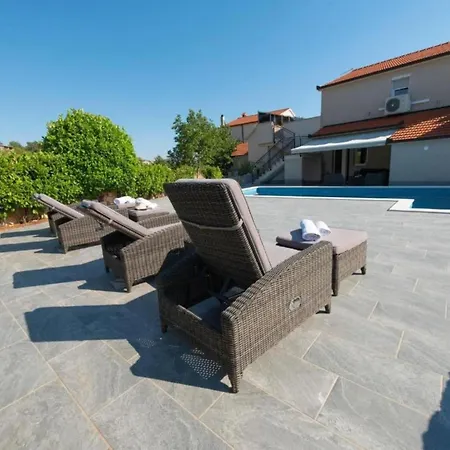 Βίλα Three Bedroom With Private Pool Ugljane